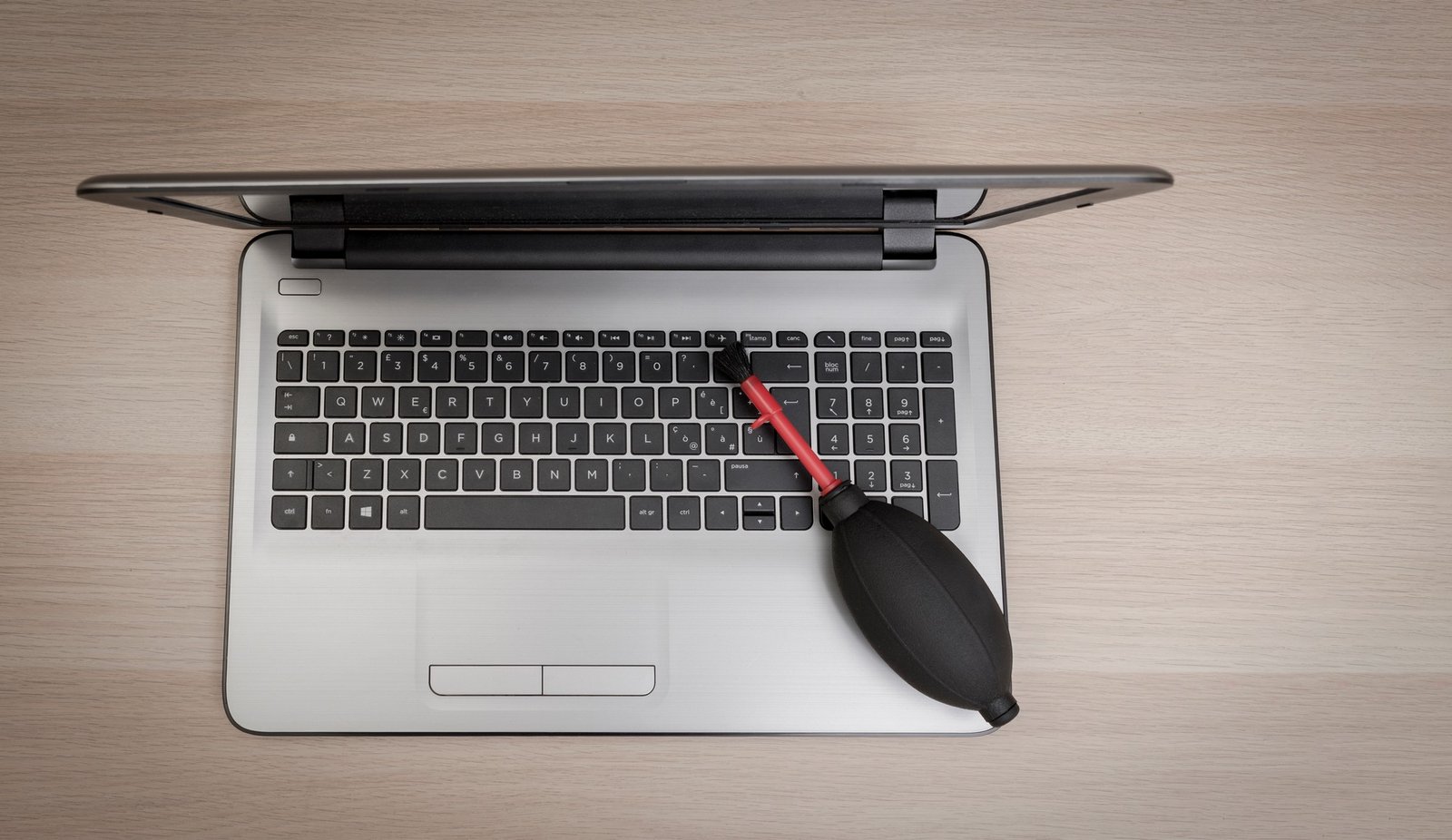 Druckluftdose neben einer Tastatur