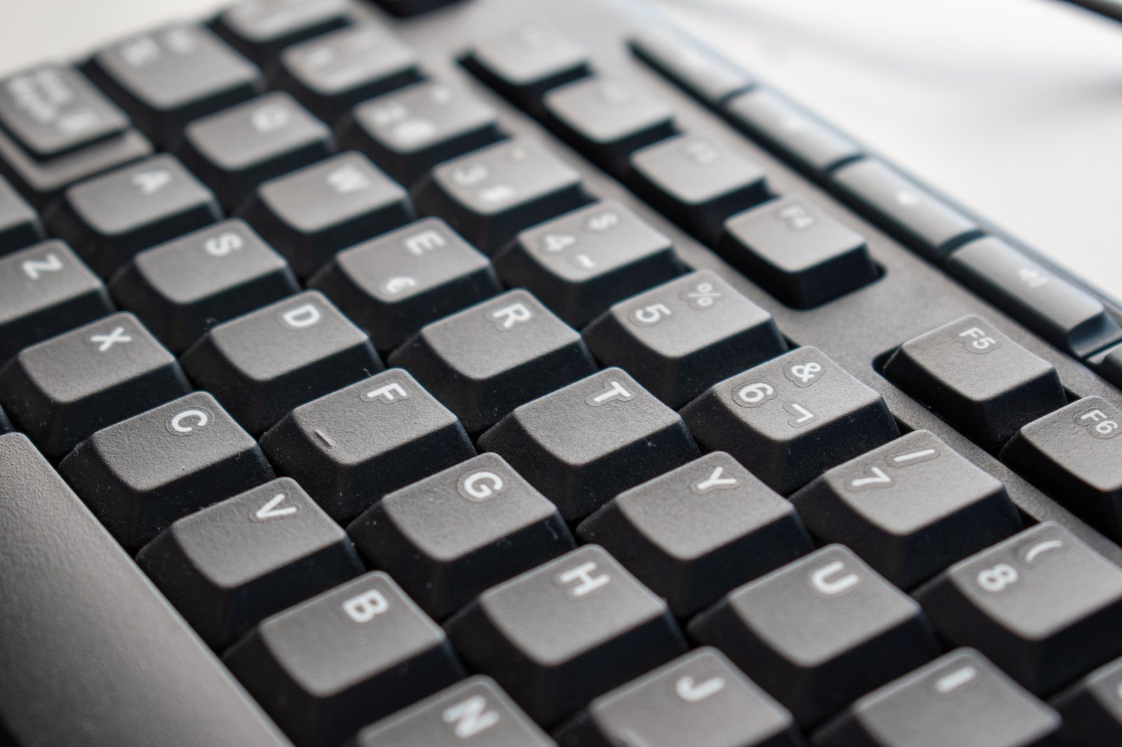Günstige Tastatur auf einem Tisch