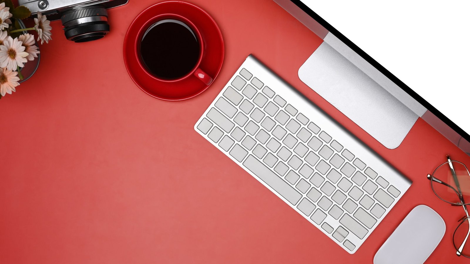 Kabellose Tastatur auf einem Schreibtisch