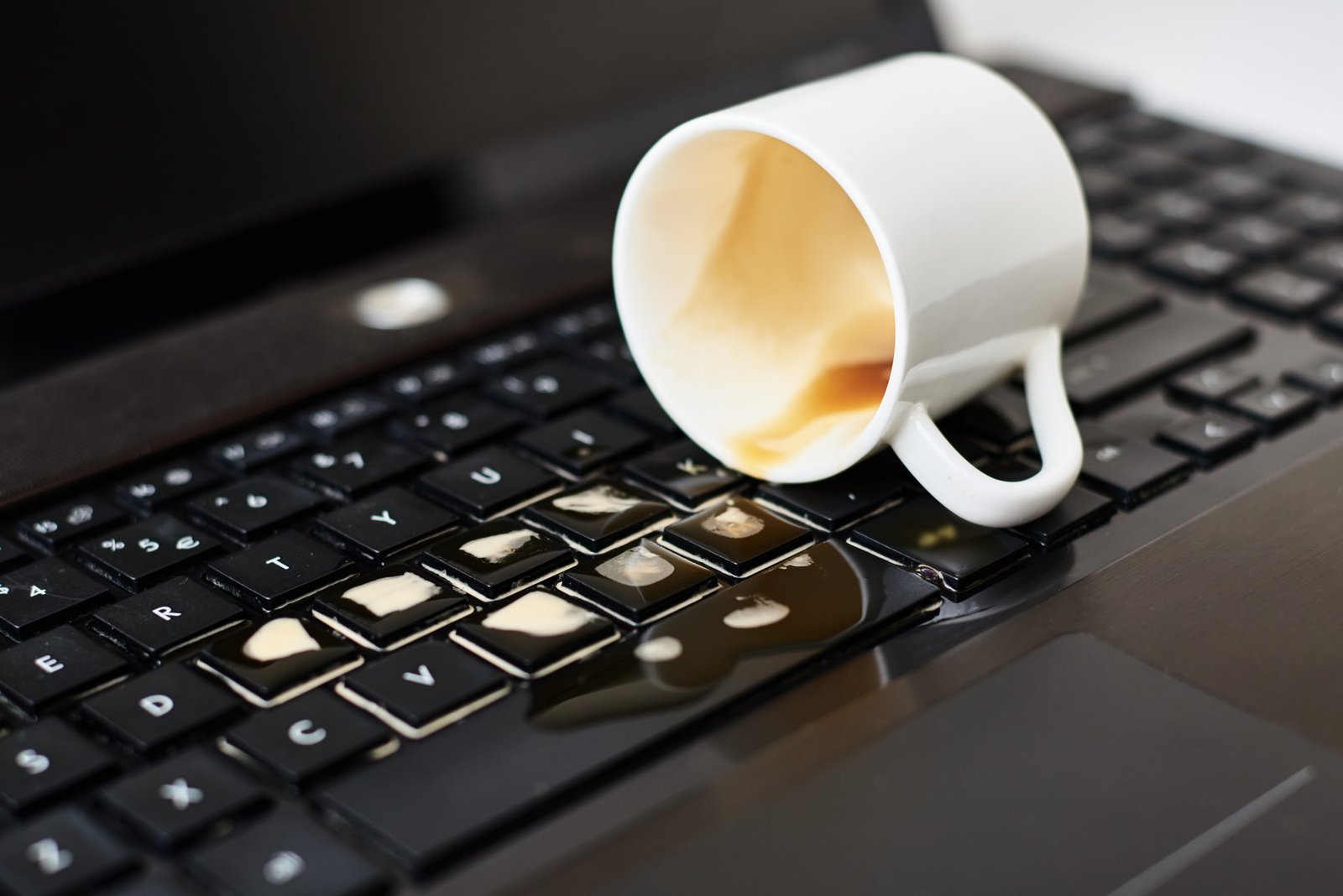 Kaffeetasse neben einer Tastatur