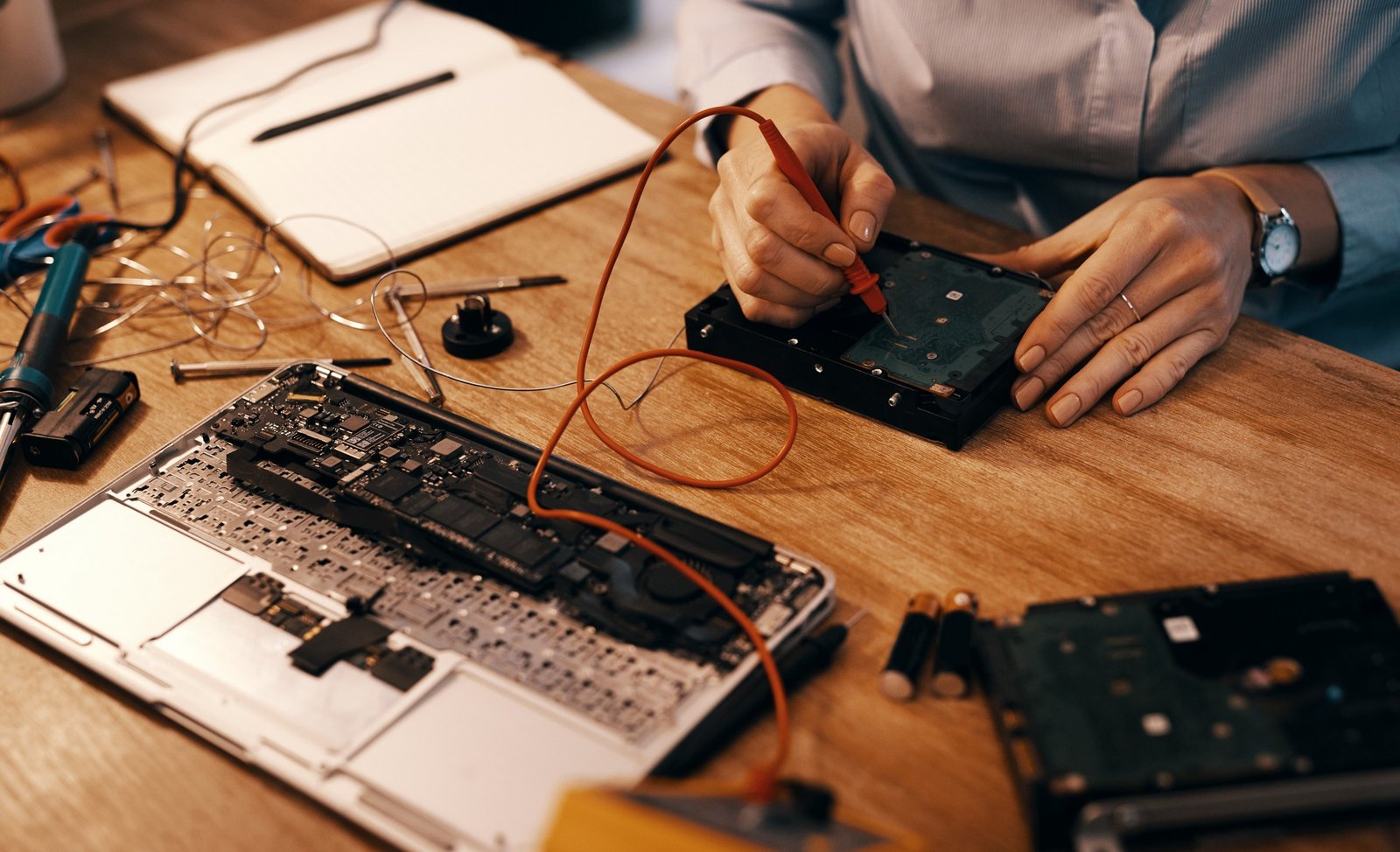 Laptop-Tastatur wird ausgebaut