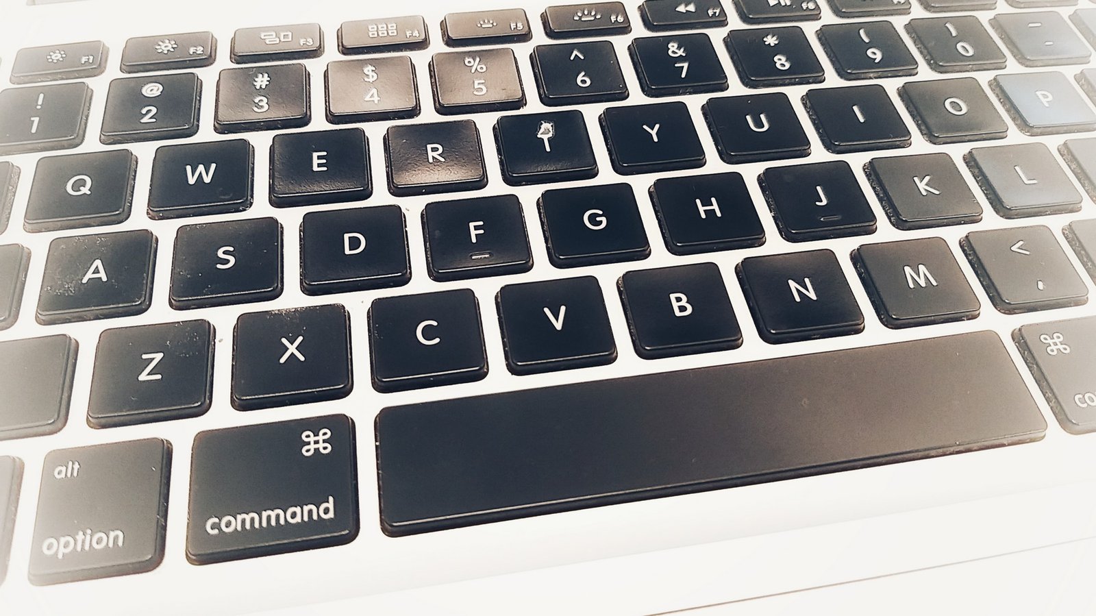 Nahaufnahme der Leertaste einer Tastatur
