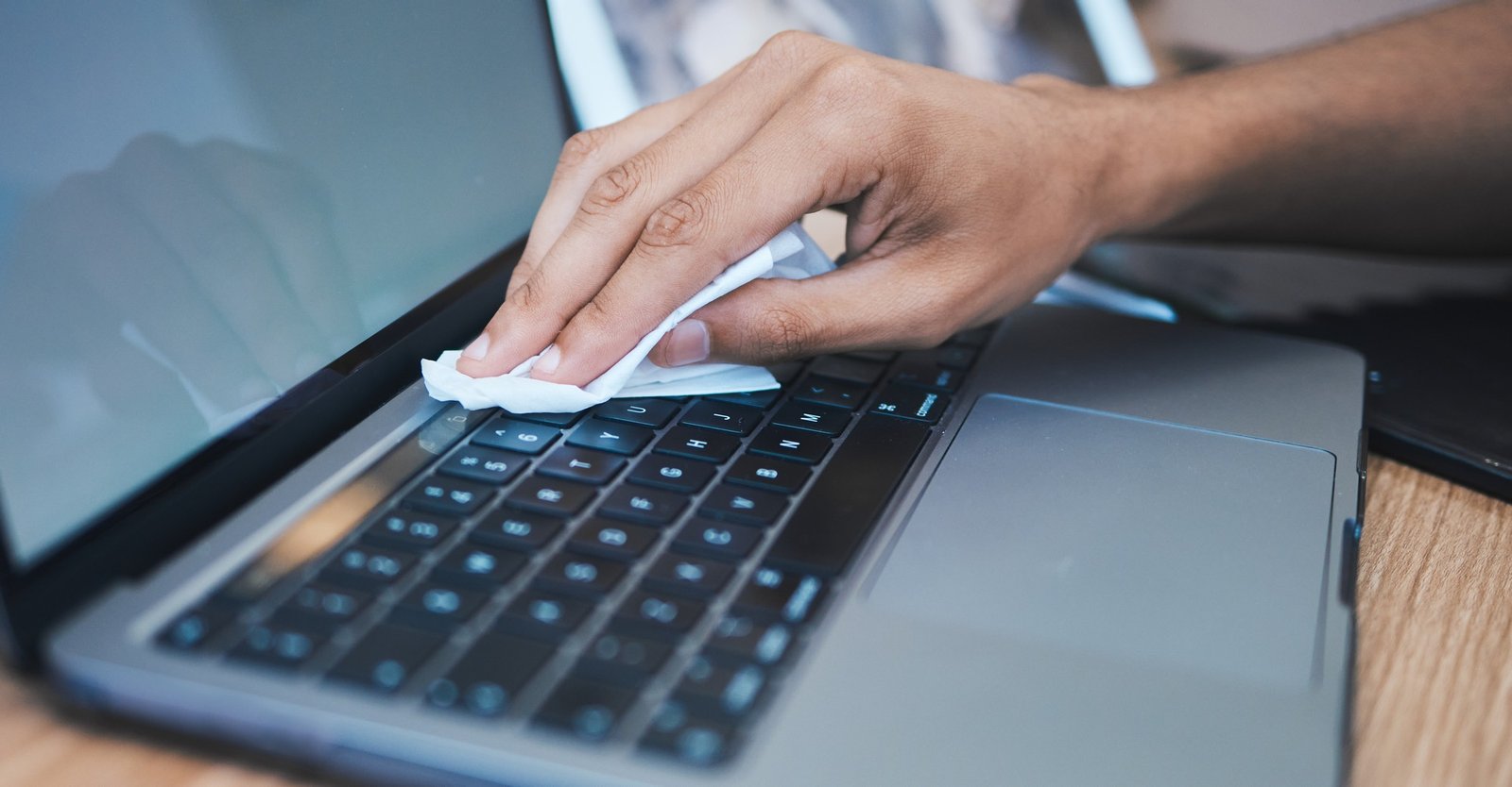 MacBook-Tastatur wird gereinigt