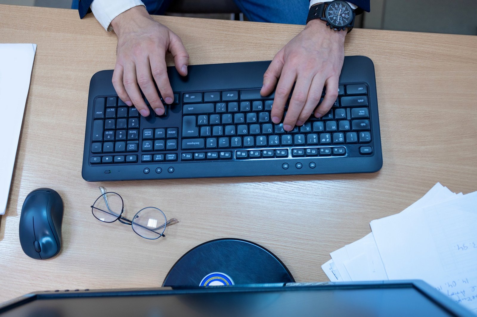 Person tippt auf einer Tastatur