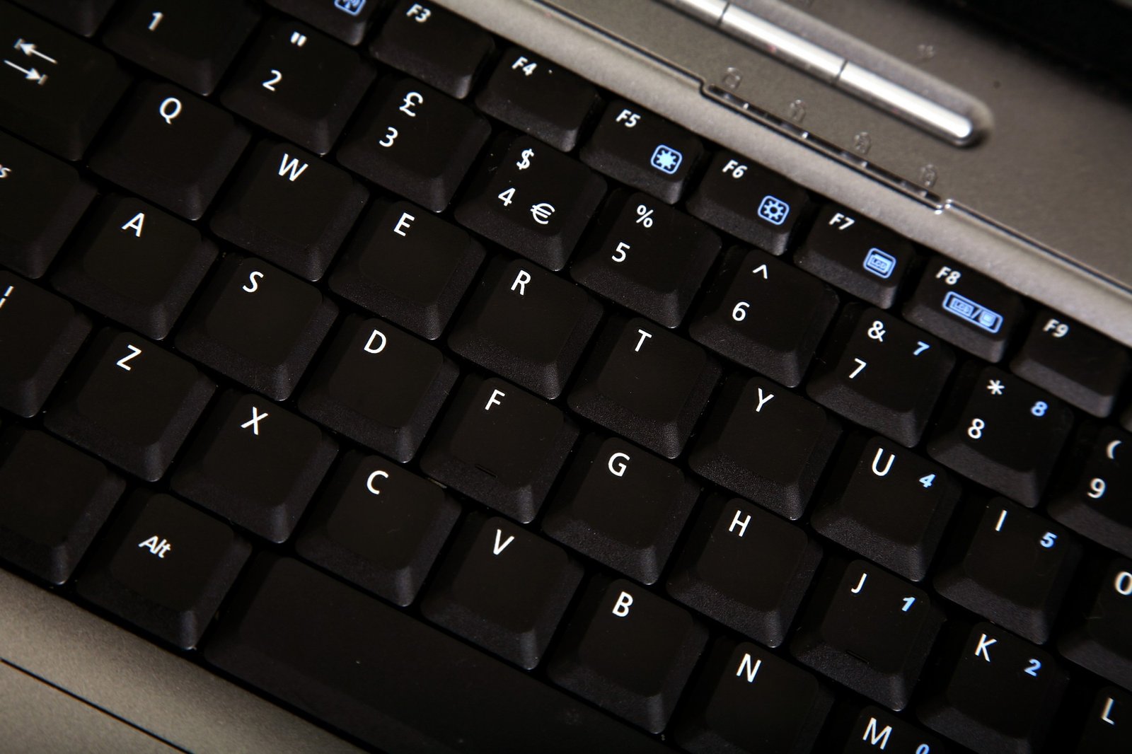 Tastatur nach der Reinigung auf einem Tisch