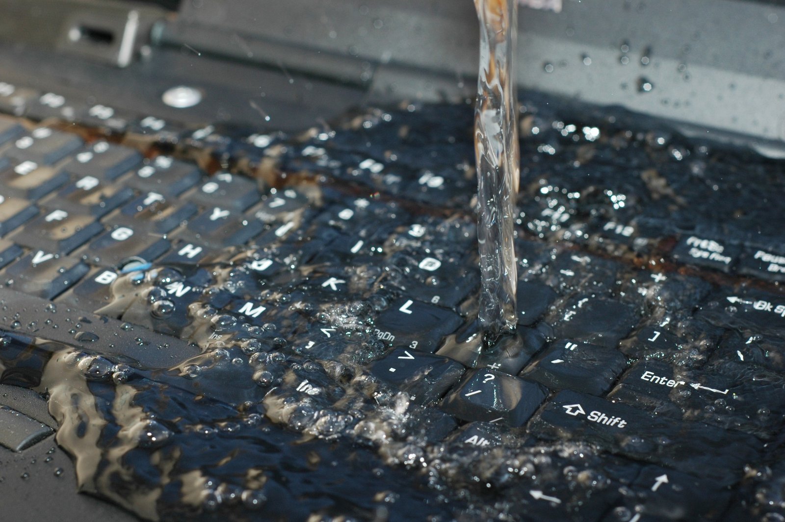 Wasser auf einer Tastatur verschüttet