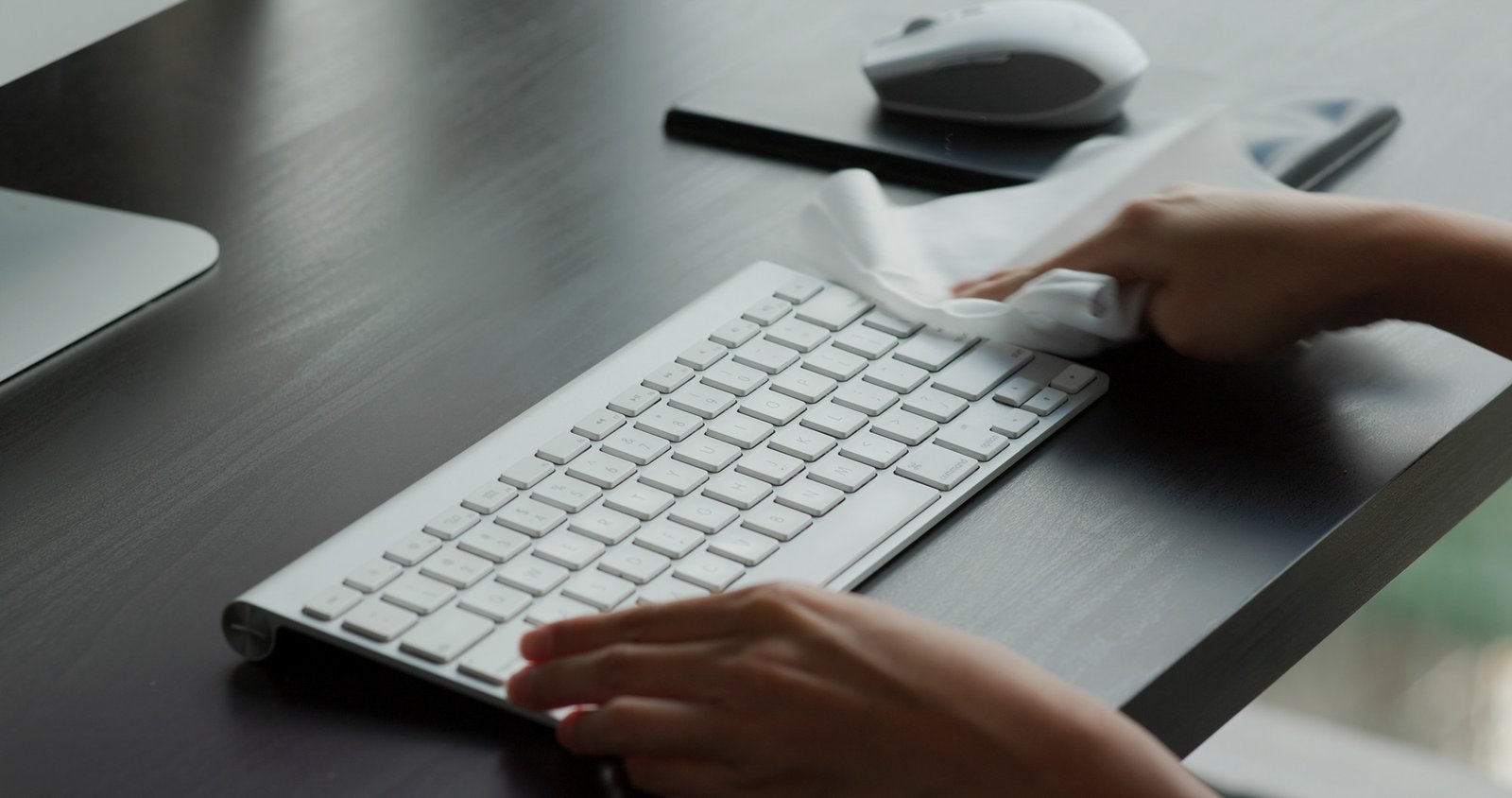 Gepflegte Tastatur auf einem aufgeräumten Schreibtisch