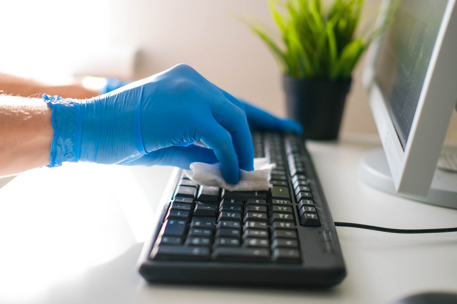 Tastatur wird mit einem Tuch gereinigt