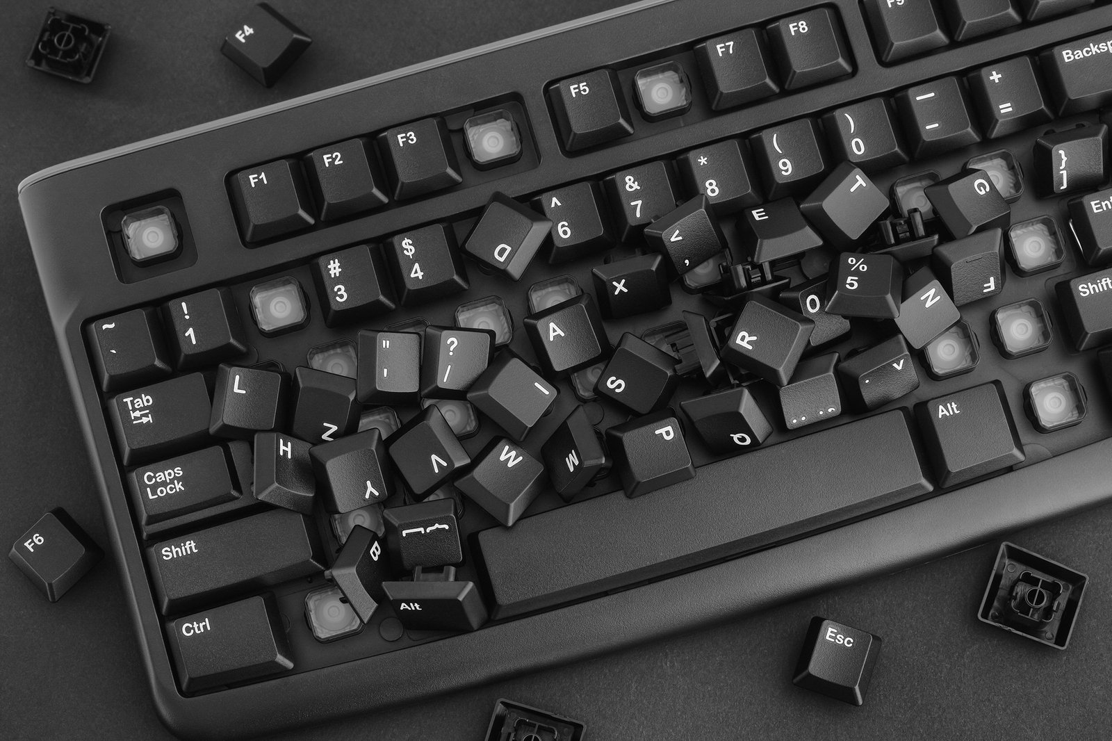 Defekte Tastatur auf einem Schreibtisch